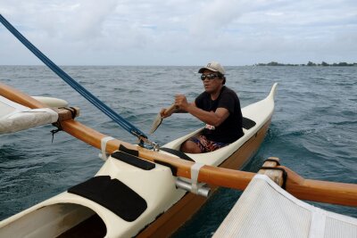 Tahiti: In Schräglage durch die Lagune - Alexis Moerai steuert sein Segelkanu durch die Lagune von Tahiti.