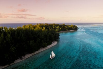 Tahiti: In Schräglage durch die Lagune - Auf den Spuren der polynesischen Seefahrer: Das geht auf Segeltouren entlang der Küste Tahitis.