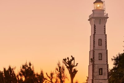 Tahiti: In Schräglage durch die Lagune - Dieser Leuchtturm steht am Pointe Vénus, einer Landzunge an der Nordspitze Tahitis.