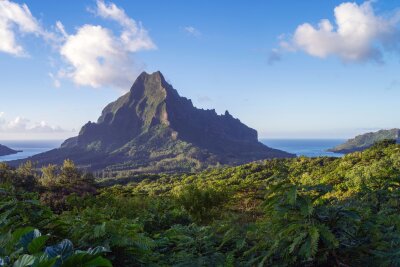 Tahiti: In Schräglage durch die Lagune - Auf Moorea ragen Urwaldberge steil hinauf.