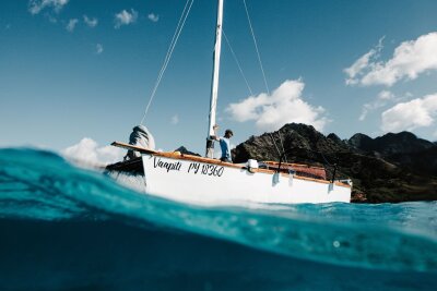 Tahiti: In Schräglage durch die Lagune - Altes und Neues: Im Doppelrumpfkanu "Vaapiti" wurden alte Bautechniken mit modernen Materialien vereint.