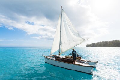 Tahiti: In Schräglage durch die Lagune - Acht Plätze hat Raphaël Labaysse an Bord der "Vaapiti" für Gäste - in der Saison sind seine Touren meist ausgebucht.