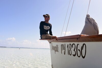 Tahiti: In Schräglage durch die Lagune - Raphaël Labaysse sitzt auf seiner "Vaapiti": Fünf Jahre hat er an dem Boot gebaut.