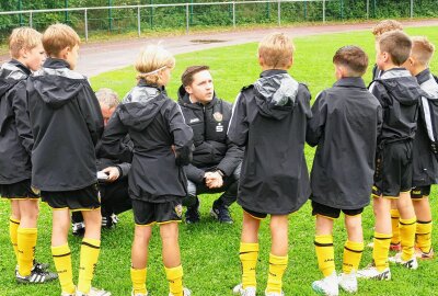 Talente des VFC Plauen gewinnen Gelenauer Dribbelino-Cup - Hier eine Teambesprechung von Dynamo Dresden. Foto: Andreas Bauer