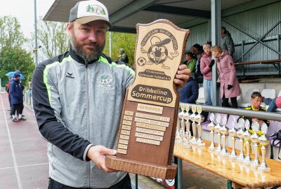 Talente des VFC Plauen gewinnen Gelenauer Dribbelino-Cup - Organisationsleiter David Hofmann präsentiert den Wanderpokal, der wieder an den VFC Plauen ging. Foto: Andreas Bauer