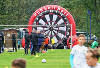 Talente des VFC Plauen gewinnen Gelenauer Dribbelino-Cup - Wer gerade Pause hatte, konnte sich im Fußball-Dart beweisen. Foto: Andreas Bauer