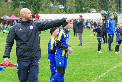 Talente des VFC Plauen gewinnen Gelenauer Dribbelino-Cup - Hier gibt Marienbergs Trainer Eric Richter Anweisungen. Foto: Andreas Bauer