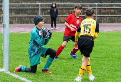 Talente des VFC Plauen gewinnen Gelenauer Dribbelino-Cup - Dieser Schuss war eine sichere Beute des Keepers. Foto: Andreas Bauer