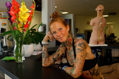 Tanja (34) aus dem Erzgebirge: Zwischen Fitness und Tattoos als "schöne Tapete" - Tanja verrät, dass sie vermutlich den Gegenwert eines Autos in ihre Tattoos investiert hat.