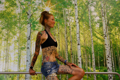 Tanja (34) aus dem Erzgebirge: Zwischen Fitness und Tattoos als "schöne Tapete" - Wenn sie nicht gerade neue Tattoo-Ideen sammelt, verbringt Tanja ihre Zeit am liebsten mit ihrem Hund in der Natur. 