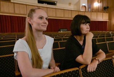 Tanzgruppe aus dem Erzgebirge probt für den großen Auftritt - Hanka Kühn (li.) und Katrin Rosenkranz, die Chefin der Karo Dancers bei den Proben im Auer Kulturhaus. Foto: Ralf Wendland