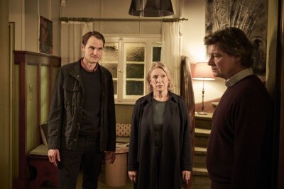 "Tatort"-Kommissarin Dagmar Manzel: "Wer Abschiede nicht schätzt, hat das Leben nicht verstanden" - Zehnter und letzter "Tatort: Trotzdem" mit Dagmar Manzel als Paula Ringelhahn: Die Kriminalhauptkommissare Felix Voss (Fabian HInrichs) und Ringelhahn suchen Karl Dellmann (Fritz Karl, rechts) auf, dessen Sohn tot ist.