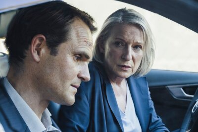 "Tatort"-Kommissarin Dagmar Manzel: "Wer Abschiede nicht schätzt, hat das Leben nicht verstanden" - Dagmar Manzel als Paula Ringelhahn und Fabian Hinrichs als Felix Voss im "Tatort: Hochamt für Toni" von 2023, dem vorletzten Manzels: Zwischen den beiden Klasse-Schauspielern und ihren Figuren herrschte fast immer eine besondere Chemie. Da musste auch nicht alles ausgesprochen werden - wie man es sonst gern im deutschen Fernsehkrimi tut. 