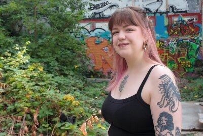 Tattookünstlerin Susi (26) aus Leipzig hat sich schon selbst tätowiert - Susi ist Tätowiererin bei der Color Clinic in Leipzig.