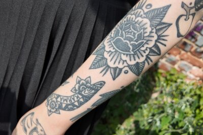 Tattookünstlerin Susi (26) aus Leipzig hat sich schon selbst tätowiert - Susis Lieblingstattoo-Stil ist der Oldschool / Traditional, den sie auch selbst sticht.