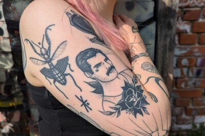 Tattookünstlerin Susi (26) aus Leipzig hat sich schon selbst tätowiert - Einige Tattoos hat sie sich aus Übungszwecken selbst gestochen, hat aber auch einige Tattookollegen, denen sie ihre Haut anvertraut.