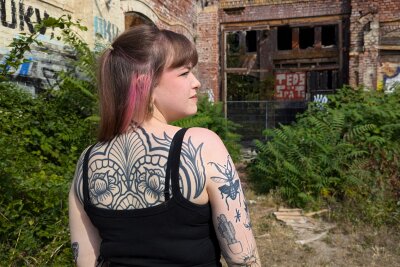 Tattookünstlerin Susi (26) aus Leipzig hat sich schon selbst tätowiert - Der Rücken war das schmerzhafteste von Susis Tattoos, wie sie erzählt.