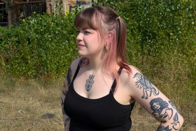 Tattookünstlerin Susi (26) aus Leipzig hat sich schon selbst tätowiert - Alles begann mit einem T-Rex-Tattoo und dann konnte Susi nicht mehr aufhören. 