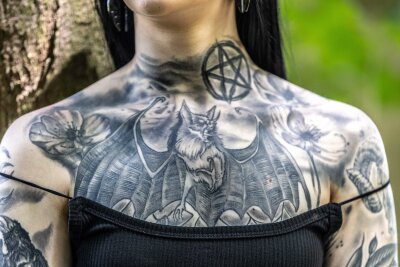 "Tattoos erzählen Geschichten": Jantien (21) drückt ihre Liebe zur schwarzen Szene aus - Besonders auffällig ist das Brust-Tattoo. Es zeigt eine Fledermaus auf Jantiens Dekolleté.