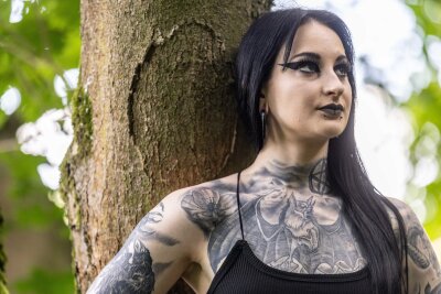 "Tattoos erzählen Geschichten": Jantien (21) drückt ihre Liebe zur schwarzen Szene aus -  "Tattoos bedeuten für mich Geschichte. Geschichten, die etwas über den Menschen erzählen, aber auch Körperschmuck, da nicht jedes Tattoo eine Geschichte haben muss."