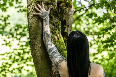 "Tattoos erzählen Geschichten": Jantien (21) drückt ihre Liebe zur schwarzen Szene aus - Die meisten Bilder spiegeln ihre Liebe zur schwarzen Szene wider. 