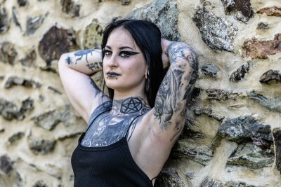 "Tattoos erzählen Geschichten": Jantien (21) drückt ihre Liebe zur schwarzen Szene aus - Das Tätowieren ist nicht nur ein Hobby, es ist zu einer richtigen Leidenschaft für Jantien geworden. Mittlerweile ziert ihre Haut über 20 Tattoos.