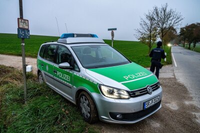 Tatverdächtige Tochter nach Tod von Ehepaar festgenommen - Gegen Mittag hatte ein 44 Jahre alter Mann der Polizei mitgeteilt, seine Schwester habe ihn mit einem Messer verletzt. 