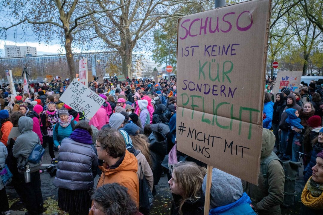 Tausende bei Demo gegen Sozialabbau in Dresden - Zahlreiche Menschen protestieren vor dem Rathaus gegen Kürzungen im Sozial- und Kulturbereich.