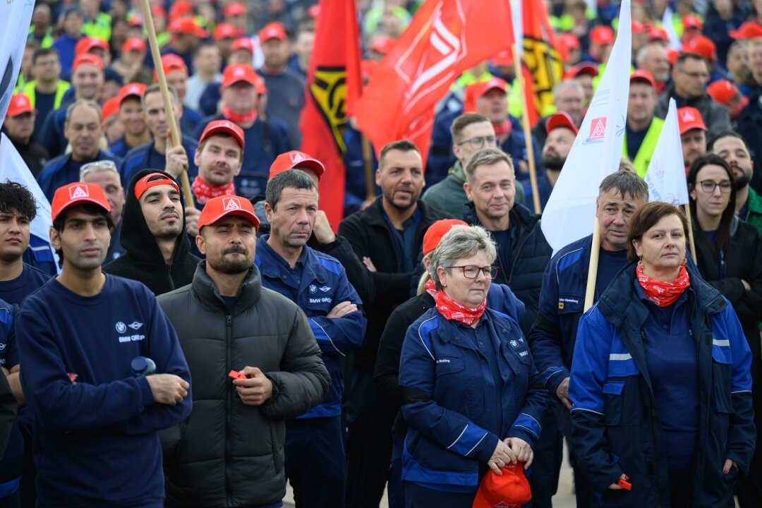 Tausende bei Warnstreiks in der Metall- und Elektroindustrie - Laut IG Metall haben sich bei BMW in Leipzig rund 2.000 Beschäftigte an einem Warnstreik beteiligt.