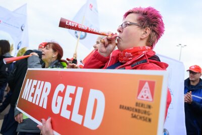 Tausende bei Warnstreiks in der Metall- und Elektroindustrie - Die IG Metall will mit Warnstreiks Druck auf die Arbeitgeber machen.