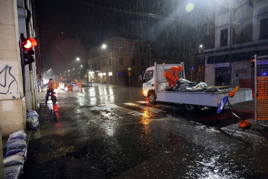 Tausende in Italien nach heftigem Regen evakuiert - In Italien sind nach heftigem Regen viele Straßen überschwemmt (Foto aktuell).