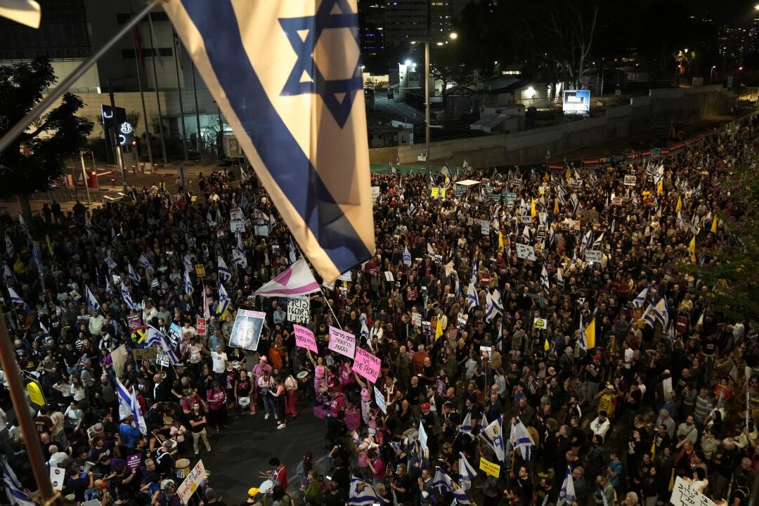 Tausende Israelis demonstrieren: "Bringt die Geiseln heim" - Die Demonstranten forderten die Freilassung der verbliebenen Geiseln. 