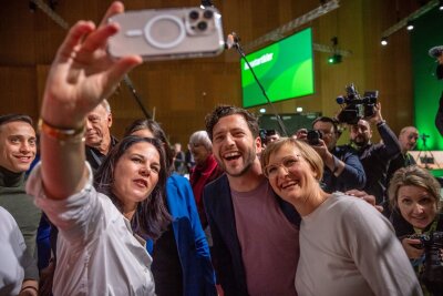 "Team Robert": Habeck führt Grüne in den Wahlkampf - Die beiden neuen Grünen-Chefs und Außenministerin Baerbock beim Selfie.