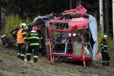 Technische Mängel führten zu Seilbahnunglück in Liberec - Die abgestürzte Kabine nach dem Seilbahnunglück vom 31. Oktober 2021 am Jested in Tschechien. (Archivbild)