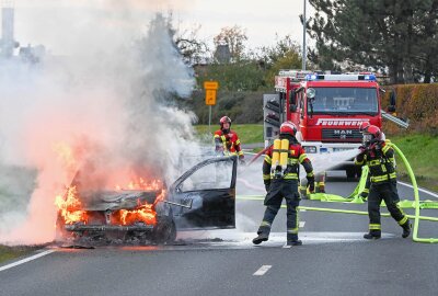 Technische Panne bei PKW-Brand: Löschfahrzeug der Feuerwehr kann nicht starten - Am Samstagnachmittag kam es zu einem Feuerwehreinsatz in Leisnig, da dort ein PKW in Brand geraten war. Foto: EHL Media