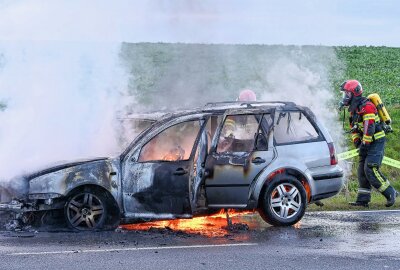 Technische Panne bei PKW-Brand: Löschfahrzeug der Feuerwehr kann nicht starten - Die Besitzerin konnte sich rechtzeitig aus dem Fahrzeug befreien. Foto: EHL Media