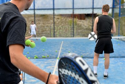 Tennis mal anders: Was Sie über Padel wissen sollten - Mischung aus Tennis und Squash: Padel wird in einer Art Käfig gespielt, dessen Wände aus Glas oder Drahtgitter bestehen. 