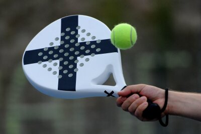 Tennis mal anders: Was Sie über Padel wissen sollten - Ein Schläger mit Löchern: Das ist die Grundausrüstung für die Sportart Padel. Durch den kurzen Griff lassen sich die Bälle sehr präzise ins Feld schlagen.