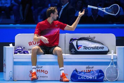 Tennisstar Sinner siegt bei Finals-Auftakt - Medwedew wütend - Daniil Medwedew ließ Frust raus - und zerstörte einen seiner Tennisschläger.