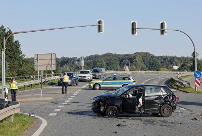 Tesla gegen Transporter geschleudert: Vollsperrung und zwei Verletzte auf der B175 - Schwerer Unfall auf der B175 in Glauchau. Foto: Andreas Kretschel