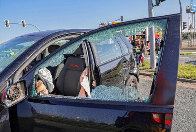 Tesla gegen Transporter geschleudert: Vollsperrung und zwei Verletzte auf der B175 - Schwerer Unfall auf der B175 in Glauchau. Foto: Andreas Kretschel