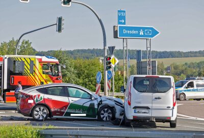 Tesla gegen Transporter geschleudert: Vollsperrung und zwei Verletzte auf der B175 - 