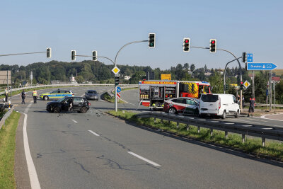 Tesla gegen Transporter geschleudert: Vollsperrung und zwei Verletzte auf der B175 - Schwerer Unfall auf der B175 in Glauchau. Foto: Andreas Kretschel