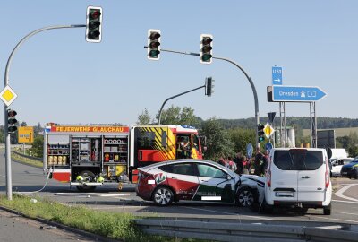 Tesla gegen Transporter geschleudert: Vollsperrung und zwei Verletzte auf der B175 - Schwerer Unfall auf der B175 in Glauchau. Foto: Andreas Kretschel