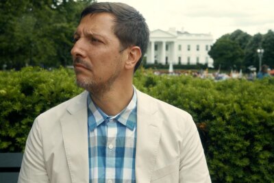 Thilo Mischke über extreme Christen und Trump: "Wer verunsichert ist, sucht nach klaren, einfachen Lösungen" - Thilo Mischke stellt eine Szene aus dem 30 Jahre alten Filmklassiker "Forrest Gump" in Washington D.C. nach. Wie die damals von Tom Hanks gespielte Filmfigur ist auch Mischke kreuz und quer durch die USA gelaufen, gefahren und geflogen - doch das Land des amerikanischen Traums hat sich seit damals stark verändert. 