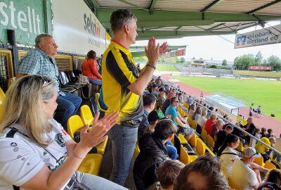 Thüringenexpress aus Jena macht heute Station in Plauen - Im Vogtlandstadion werden heute zum Spiel Plauen gegen Jena 3.000 Zuschauer erwartet. Fotos: Karsten Repert