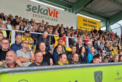 Thüringenexpress aus Jena macht heute Station in Plauen - Im Vogtlandstadion werden heute zum Spiel Plauen gegen Jena 3.000 Zuschauer erwartet. Fotos: Karsten Repert