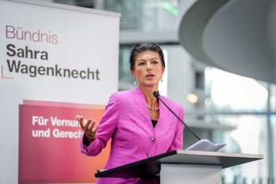 Thüringer Brombeerkoalition auf der Kippe - Bedenkzeit endet - Die BSW-Chefin Sahra Wagenknecht kritisiert die jüngste Bundestagsrede von CDU-Chef Friedrich Merz zur Ukraine-Politik scharf. (Archivbild)