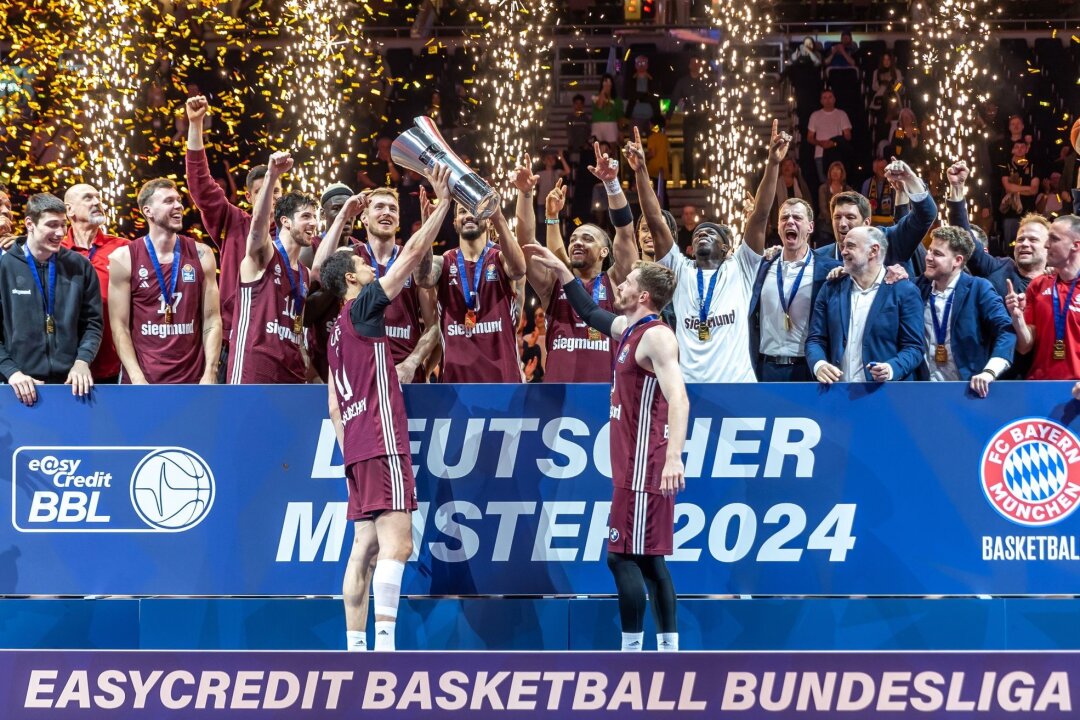 "Tiefe Erleichterung": Bayern wieder an Basketball-Spitze - Der FC Bayern München gewann bei Alba Berlin und feierte die deutsche Meisterschaft.
