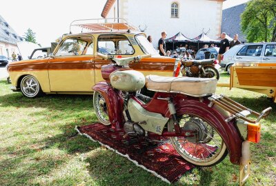 Tiefergelegte Fahrzeuge sorgen auf der Augustusburg für hohe Besucherzahlen - Auch Kultfahrzeuge aus DDR-Zeiten durften nicht fehlen. Foto: Andreas Bauer